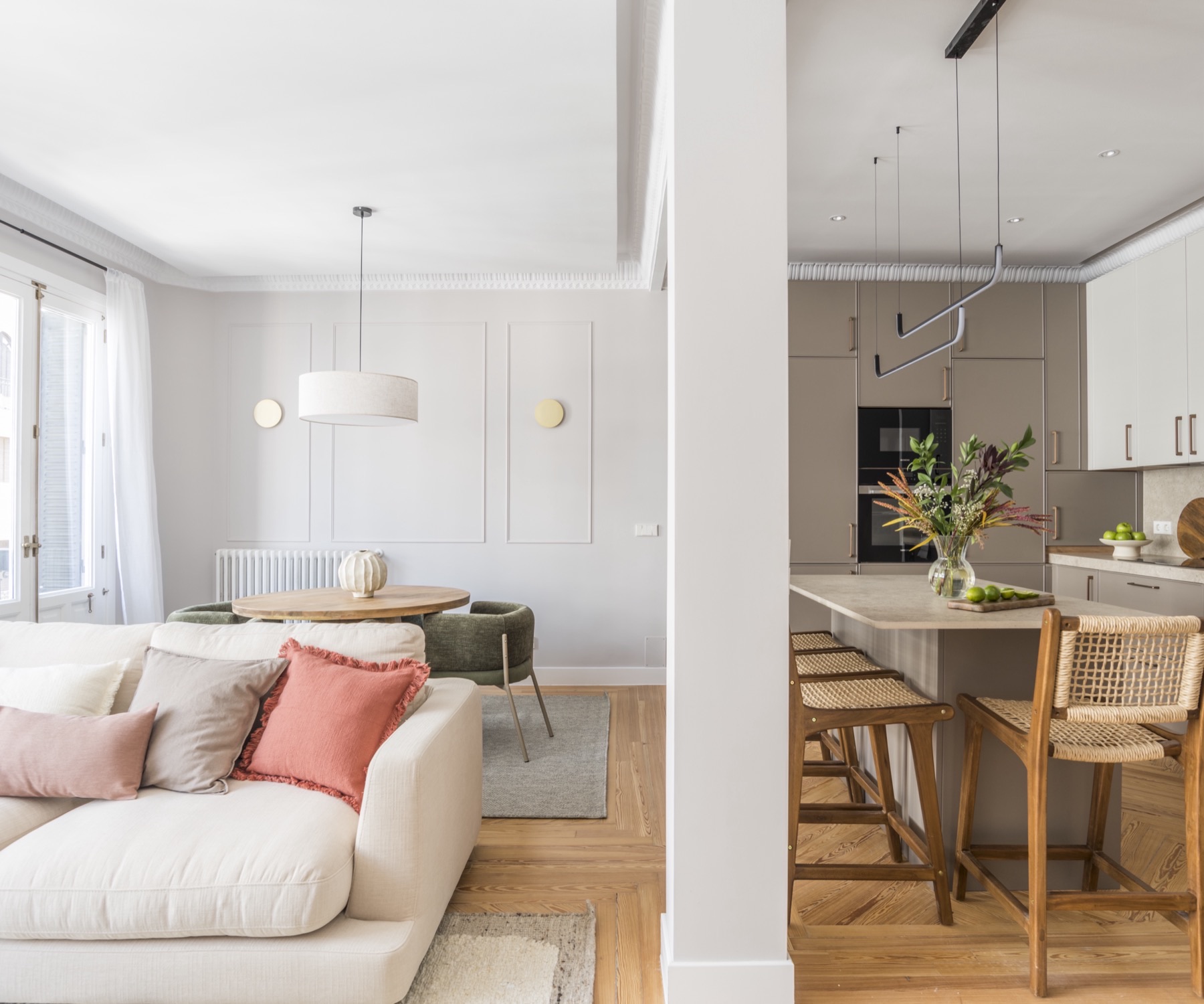 Salón comedor y cocina abierta de una vivienda reformada por Velkor Proyectos en Madrid
