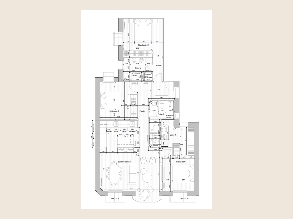Plano de distribución de una vivienda con cotas: salón comedor, cocina, tres habitaciones y tres baños