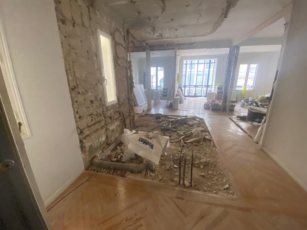 Vivienda en plena reforma: demolición de tabiques y suelo de parquet protegido